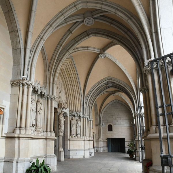 Terrassa.-Catedral del Sant Esperit del 1574 d’estil gòtic, neogòtic – Atri neogòtic del 1918 reconstruït després de la guerra amb l’apostolari de Nicanor Carballo (1/2026)