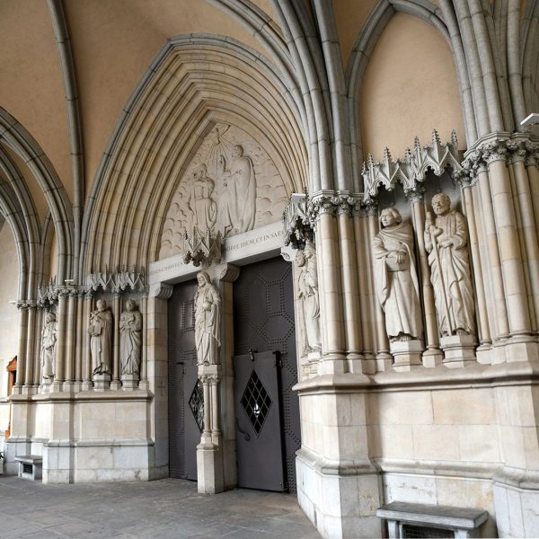 Terrassa.-Catedral del Sant Esperit del 1574 d’estil gòtic, neogòtic – Atri neogòtic del 1918 reconstruït després de la guerra amb l’apostolari de Nicanor Carballo (1/2026)