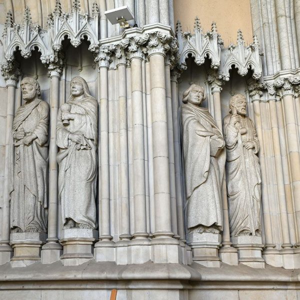 Terrassa.- Catedral del Sant Esperit del 1574 – Imatges del apostolari a la dreta de la porta principal de Nicanor Carballo (2/2026)