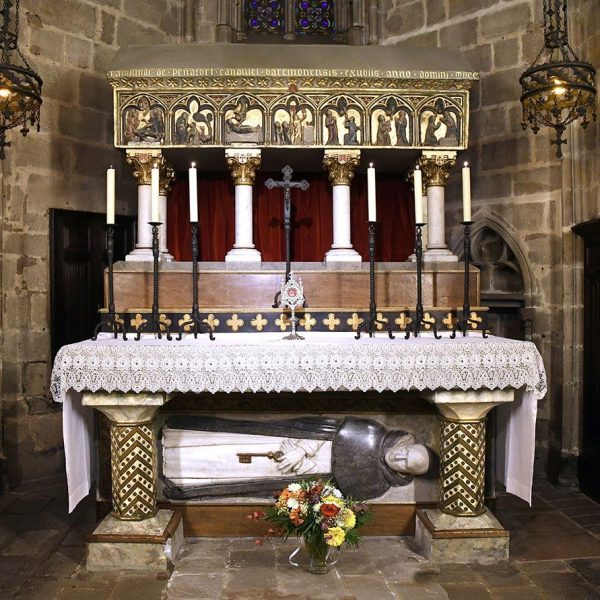 Barcelona.- Catedral de la Santa Creu i Santa Eulàlia – Sepulcre de Sant Ramón de Penyafort, S. XV traslladat a la Catedral l’any 1838. La seva escultura jacent es troba sota l’altar (1/2026)