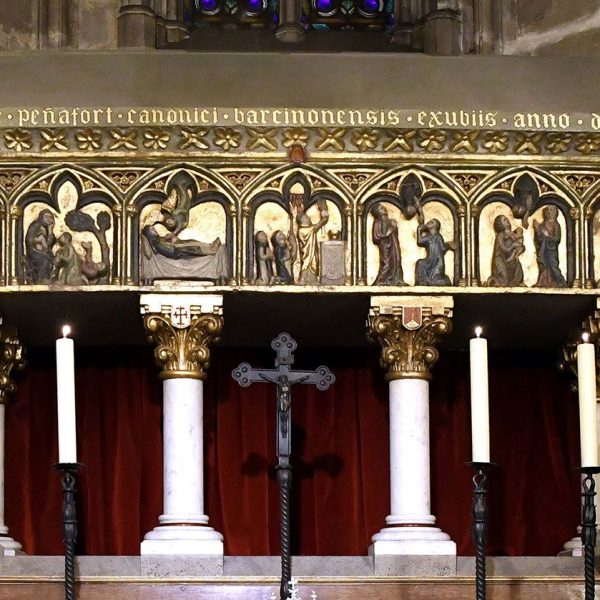 Barcelona.- Catedral de la Santa Creu i Santa Eulàlia – Sepulcre de marbre blanc policromat de Sant Ramón de Penyafort, S. XV suportat per vuit columnes amb capitells (1/2026)