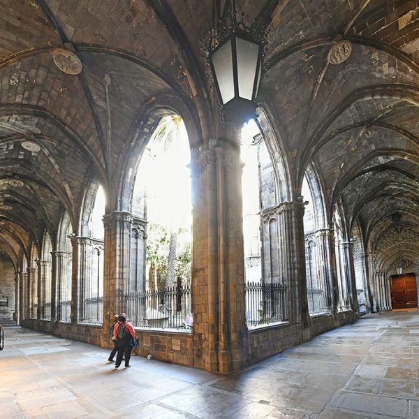 Barcelona.- Catedral de la Santa Creu i Santa Eulàlia – Claustre de quatre galeries cobertes amb voltes ogivals envoltat de capelles i grans finestrals gòtics acabat l’any 1448 (2 /2026)
