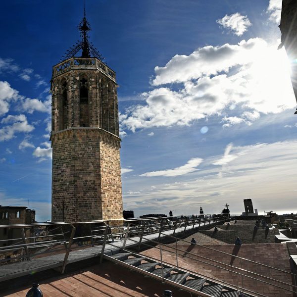 Barcelona.-Catedral de la Santa Creu i Santa Eulàlia – Mirador panoràmic de la terrassa amb una passarel·la muntada al llarg del vèrtex de la nau. A l’esquerra un campanar (2/2026)