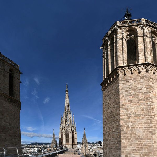 Barcelona.-Catedral de la Santa Creu i Santa Eulàlia – Mirador panoràmic de la terrassa amb el dos campanars al primer terme i al fons el cimbori i dos pinacles laterals (2/2026)