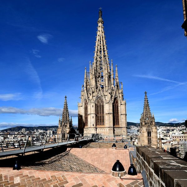Barcelona.-Catedral de la Santa Creu i Santa Eulàlia – Mirador panoràmic de la terrassa – Cimbori i els dos pinacles laterals de la façana (2/2026)