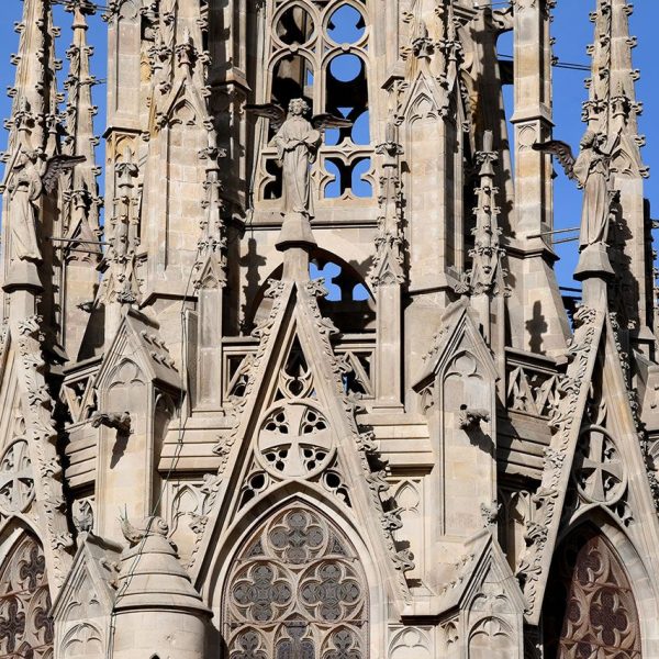 Barcelona.-Catedral de la Santa Creu i Santa Eulàlia – Cimbori de 80 metres d’alçada iniciat l’any 1422 i interromput sis anys després fins que es finalitzà entre 1906 i 1913 (2/2026