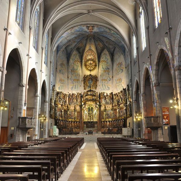 E20 Terrassa.- Catedral del Sant Esperit del 1574 d’una sola nau amb capelles laterals coberta amb volta de creueria on destaca el l’altar major obra de l’arquitecte Lluís Bonet i Garí (11/2012)