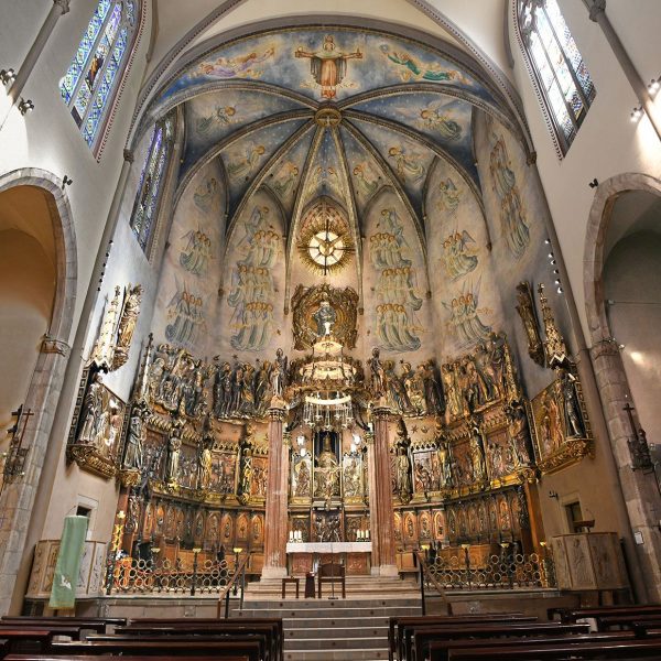 Terrassa.- Catedral del Sant Esperit del 1574 - Altar major dels anys 40 del S. XX de l’arquitecte Lluís Bonet, pintures murals d’Antoni Vila i cadirat i relleus d’Enric Monjo (2/2026)