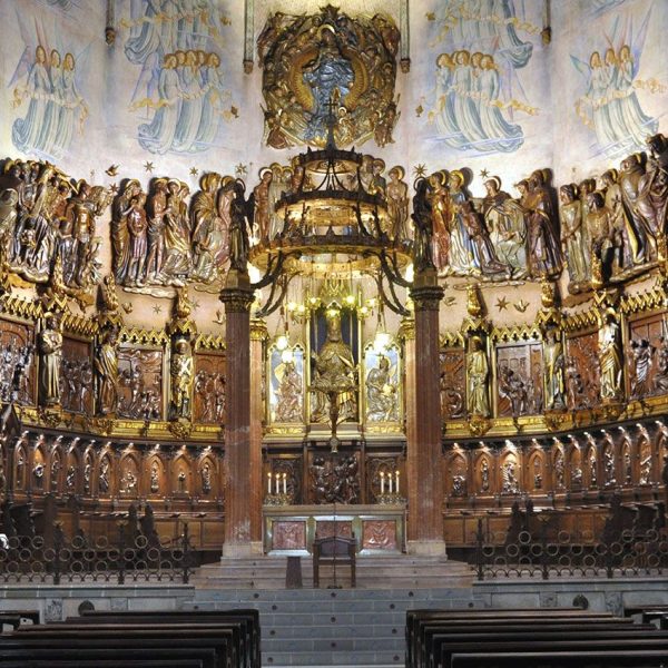 Terrassa.- Catedral del Sant Esperit del 1574 - Altar major dels anys 40 del S. XX de l’arquitecte Lluís Bonet, pintures murals d’Antoni Vila i cadirat i relleus d’Enric Monjo (11/2012)