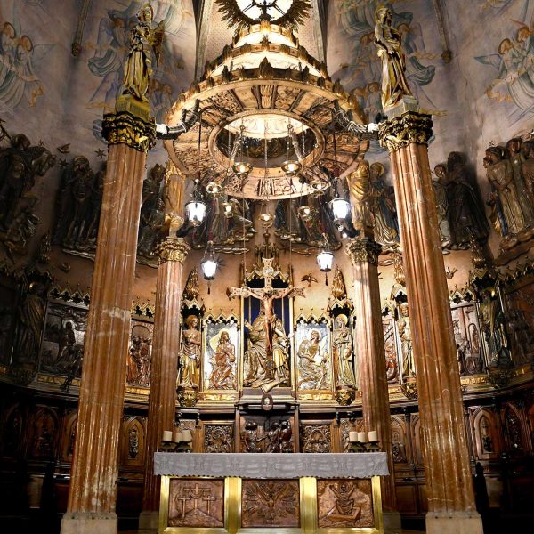 Terrassa.- Catedral del Sant Esperit del 1574 – Baldaquí amb quatre columnes estriades acabades amb les figures del profetes Isaïes, Ezequiel i Joel i de l’Arcàngel S.Gabriel (1/2026)