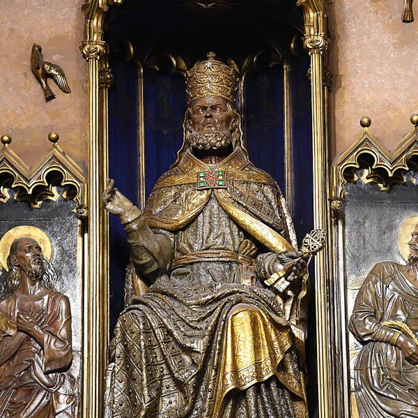 Terrassa.- Catedral del Sant Esperit del 1574 – Imatge de San Pere representat amb la tiara papal i les dues claus presidint l’altar major assentat en un tron amb dosser (2/2026)