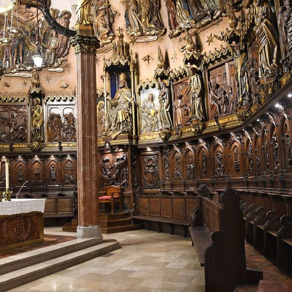 Terrassa.- Catedral del Sant Esperit del 1574 – Cadirat i relleus de fusta que envolten l’altar de l’escultor Enric Monjo realitzats als anys 40 del S. XX (2/2026)