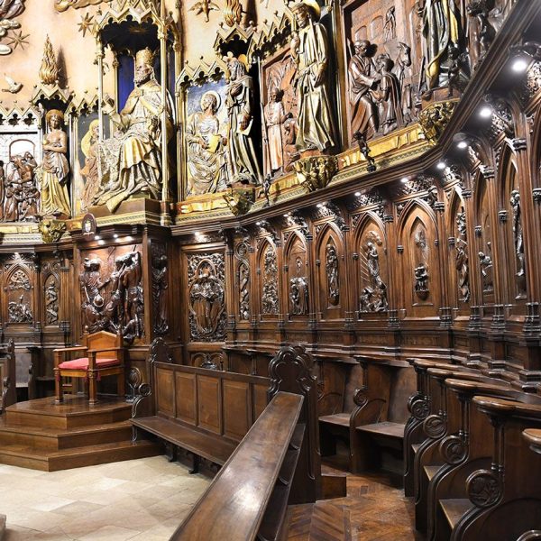 Terrassa.- Catedral del Sant Esperit del 1574 – Cadirat i relleus de fusta que envolten l’altar de l’escultor Enric Monjo realitzats als anys 40 del S. XX (2/2026)