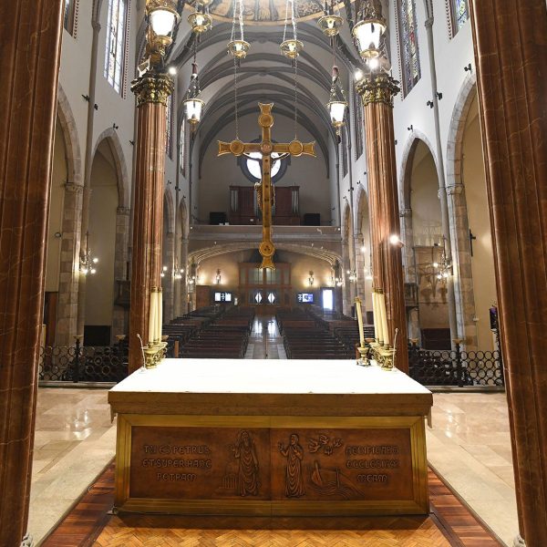 Terrassa.- Catedral del Sant Esperit del 1574 – Fons de la nau a través a través de les columnes del baldaquí (2/2026)