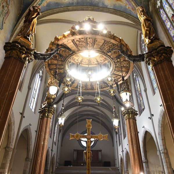 Terrassa.- Catedral del Sant Esperit del 1574 – Coronament del baldaquí format per tres anelles concèntriques de les que pengen làmpades suportades per quatre columnes (2/2026)