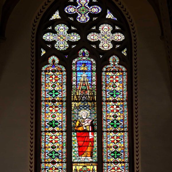 Terrassa.- Catedral del Sant Esperit del 1574 – Vidriera de vitrall de colors amb la imatge de Sant Pere de 8’70 x 2’70 M. instal·lades l’any 1882 restaurades després de la guerra (1/2026)