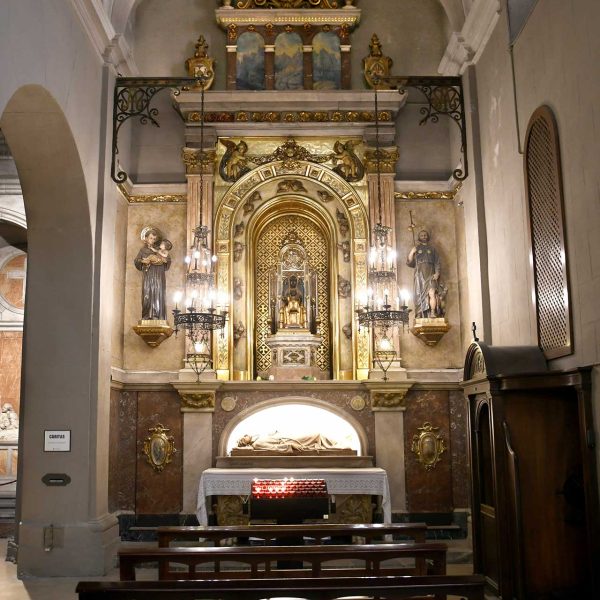 Terrassa.- Catedral del Sant Esperit del 1574 – Capella de la Verge de Montserrat del 1947 tallada per l’escultor Esteve Casanovas i al sòcol s’exposa el Rapte de Sant Ignasi (1/2026)