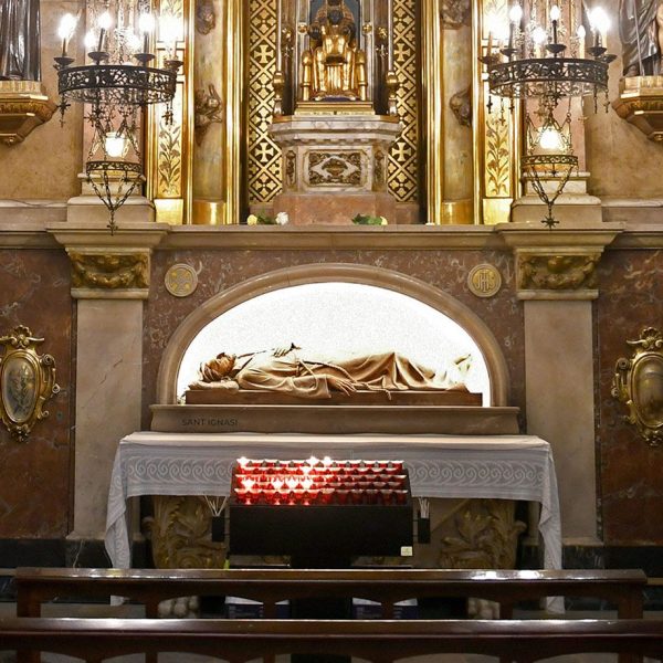 Terrassa.- Catedral del Sant Esperit del 1574 – Capella de la Verge de Montserrat del 1947 on al sòcol s’exposa el Rapte de Sant Ignasi de l’escultor Josep Maria Camps Arnau (1/2026)
