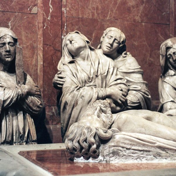 Terrassa.- Catedral del Sant Esperit – Grup escultòric del Sant Enterrament amb Jesucrist, la Verge recolzada a S. Joan Evangelista i dues de les tres Maries als costats (6/1997)
