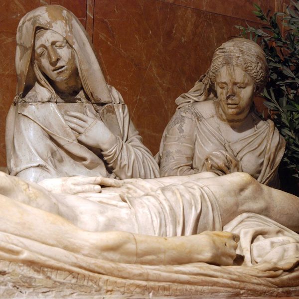 Terrassa.- Catedral del Sant Esperit – Grup escultòric del Sant Enterrament amb dues de les tres Maries (Maria Magdalena, Maria Cleofé i Maria Salomé) al darrera (4/2007)