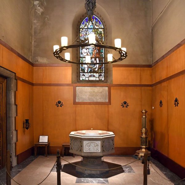 Terrassa.- Catedral del Sant Esperit del 1574 – Capella baptismal de l’any 1940 amb la pica de l’escultor Miquel Ros, vitrall del baptisme de Jesús i làmpada de ferro forjat (1/2026)