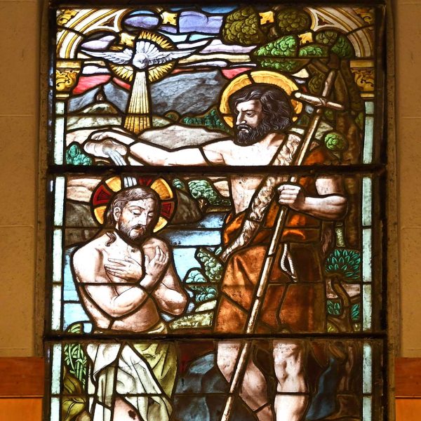 Terrassa.- Catedral del Sant Esperit del 1574 – Capella baptismal de l’any 1940 decorada amb un vitrall de color relatiu al baptisme de Jesús per Sant Joan Baptista (1/2026)