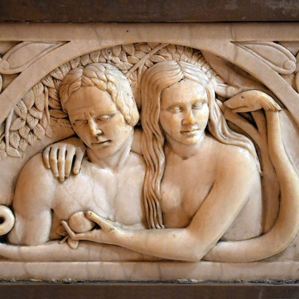 Terrassa.- Catedral del Sant Esperit del 1574 – Relleu d’una de les cares de la pica baptismal amb l’escena del Paradís on Eva ofereix a Adam la poma prohibida (1/2026)