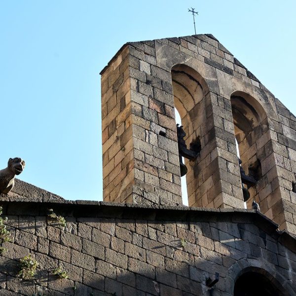 Barcelona.- Capella romànica de Santa Llúcia construïda entre 1557 i 1268 – Campanar d’espadanya de dos ulls amb les seves corresponents campanes (3/2015)