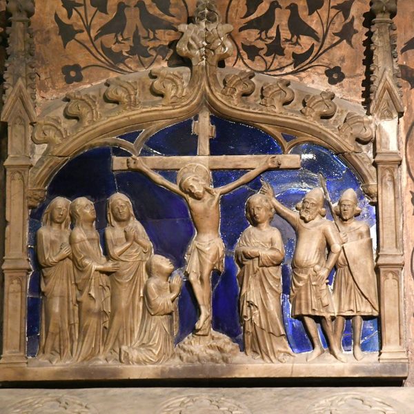 Barcelona.- Capella de Santa Llúcia – Calvari de pedra del sarcòfag del canonge Francesc de Santa Coloma del S. XIV sobre un fons vidriat blau. El propi canonge apareix agenollat (3/2026)