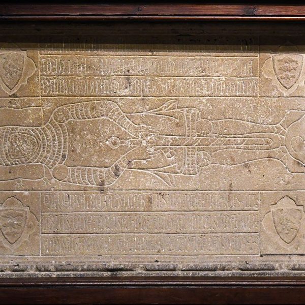 Barcelona.- Capella de Santa Llúcia – Làpida sepulcral del cavaller Jaufred abillat amb cota de malla i espasa situada al mur sota el sarcòfag Francesc de Santa Coloma (3/2026)