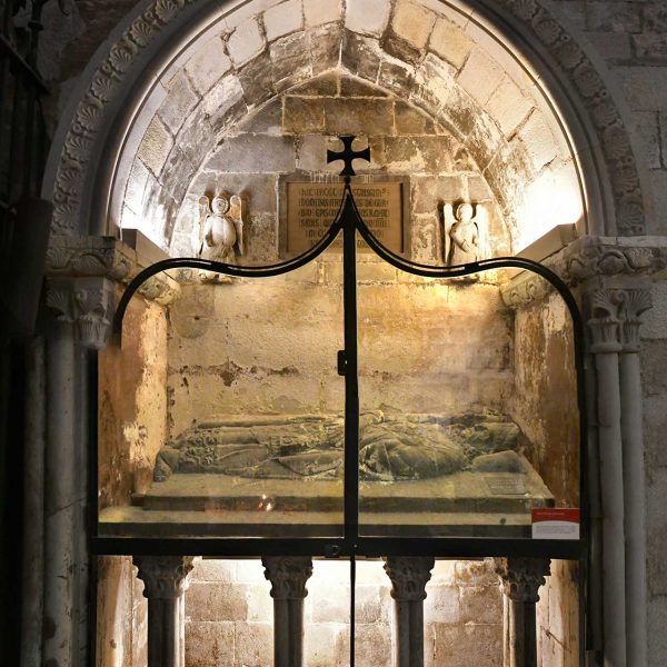 Barcelona.- Capella de Santa Llúcia – Sepulcre del mur dret del bisbe Arnau de Gurb d’estil gòtic amb la figura jacent del bisbe. Es va descobrir tapiat l’any 1891 i restaurat (3/2026)