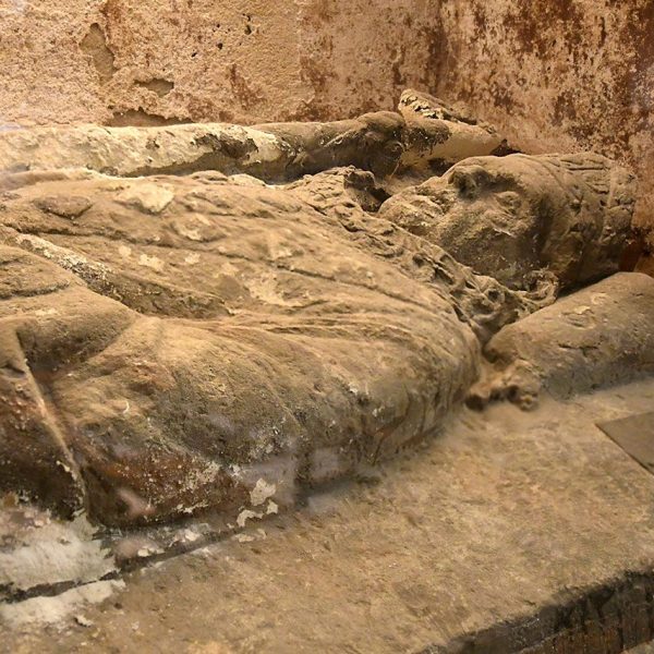 Barcelona.- Capella de Santa Llúcia – Sepulcre del mur dret del bisbe Arnau de Gurb d’estil gòtic amb la figura jacent del bisbe. Es va descobrir tapiat l’any 1891 i restaurat (3/2026)