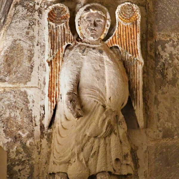 Barcelona.- Capella de Santa Llúcia – Àngel junt altres elements que decoren el sepulcre del bisbe Arnau de Gurb una vegada restaurat després de ser descobert tapiat el 1891 (3/2026)