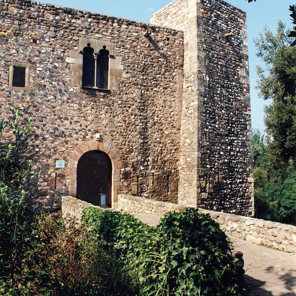 Terrassa.- Castell-Cartoixa de Vallparadís, S. XII/XIV – Façana nord amb la porta adovellada d’arc de mig punt accessible a través d’un pontet sobre el fossat (6/1997)