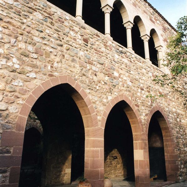 Terrassa.- Castell-Cartoixa de Vallparadís, S. XII/XIV de planta rectangular – Pati d’armes del castell convertit en el S. XIV en claustre dels cartoixans (4/1999)
