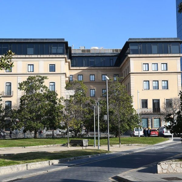 Terrassa.- Can Montllor, casa pairal origen de l’Hospital de la Mútua de Terrassa que constava de planta baixa i dos pisos. Va ser construïda per Magí Torrella a partir de 1863 (3/2026)