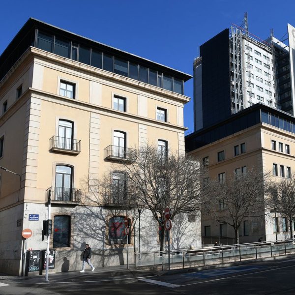 Terrassa.- Can Montllor, casa pairal origen de l’Hospital de la Mútua de Terrassa constava de planta baixa i dos pisos. Va ser construïda per Magí Torrella a partir de 1863 (3/2026)