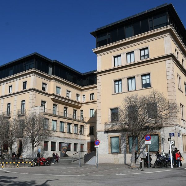 Terrassa.- Can Montllor, seu de l’Hospital de la Mútua de Terrassa – El cos de l’esquerra conserva mes fidelment l’estructura original. Després se li van afegir dues plantes més (3/2026)