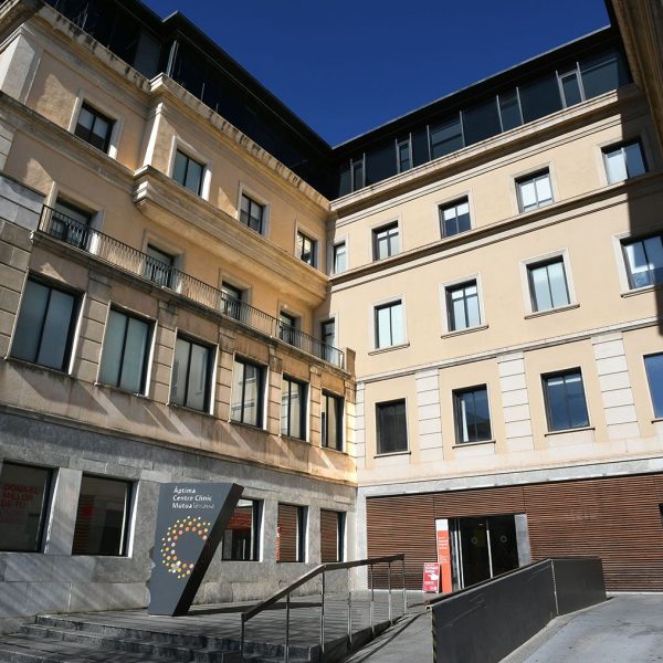 Terrassa.- Can Montllor, seu de l’Hospital de la Mútua de Terrassa – El cos de l’esquerra conserva mes fidelment l’estructura original. Després se li van afegir dues plantes més (3/2026)