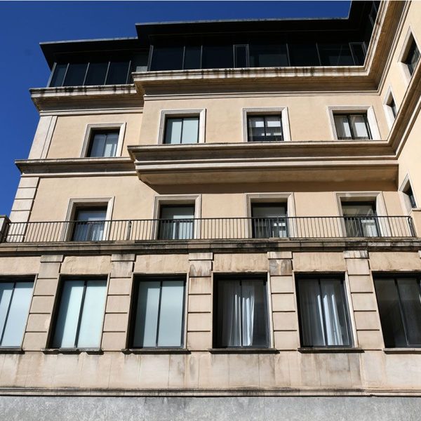 Terrassa.- Can Montllor construïda per Magí Tobella el 1863. Posteriorment va albergar les oficines del Banc de Bilbao i després va ser adquirida per la Mútua de Terrassa (3/2026)