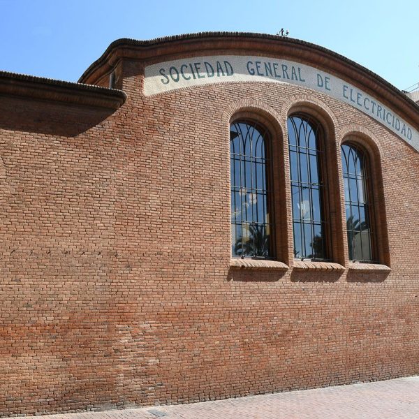 Terrassa.- Societat General d’Electricitat d’estil modernista del 1908 – Façana oest amb el nom de la societat en trencadís. Des de 2002 acull un restaurant de la cadena Viena (3/2026)