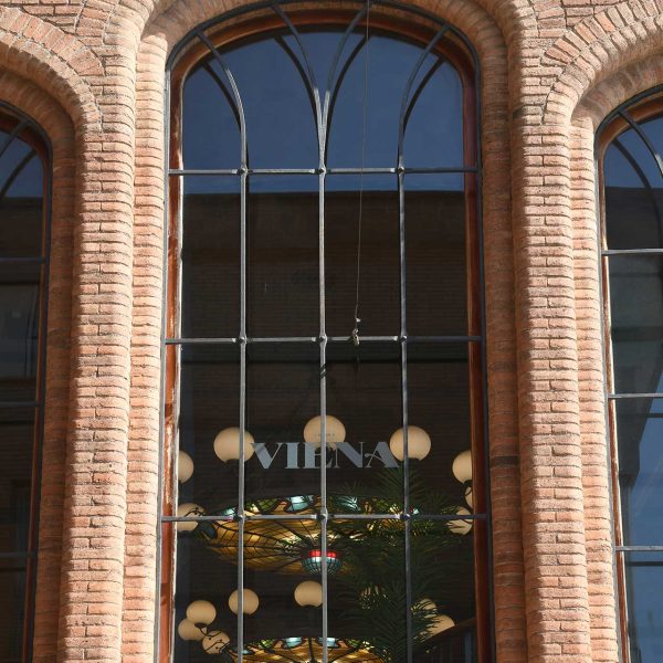 Terrassa.- Societat General d’Electricitat d’estil modernista inaugurat el 1908 – Detall de la finestra de maó d’arc carpanell de la façana oest (3/2026)