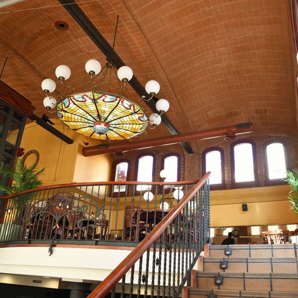 Terrassa.- Societat General d’Electricitat d’estil modernista – Escala d’accés a la primera planta amb els tres grans finestrals laterals i coberta amb voltes catalanes (3/2026)