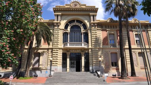 Terrassa.- Magatzems Pasqual Sala (1893) de planta quadrada amb quatre cossos al voltant d’un espai central cobert amb cúpula. Des de 1978 es seu de CECOT (5/2013)