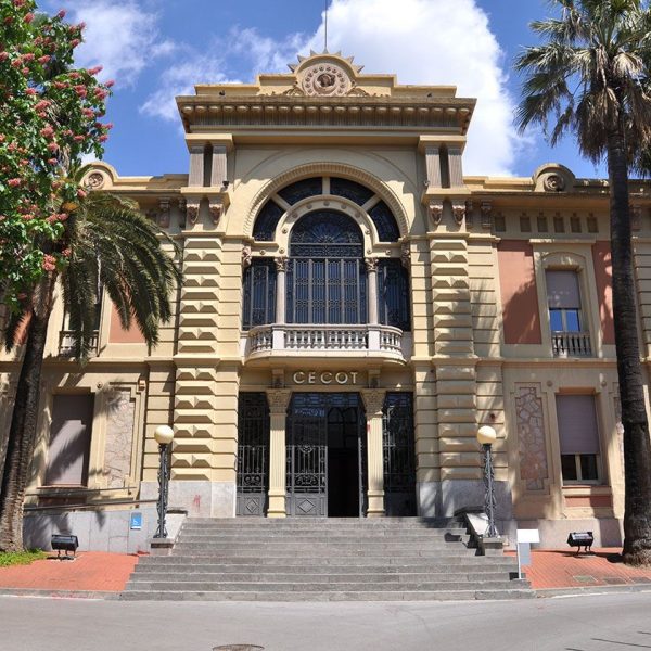 Terrassa.- Magatzems Pasqual Sala (1893) de planta quadrada amb quatre cossos al voltant d’un espai central cobert amb cúpula. Des de 1978 es seu de CECOT (5/2013)