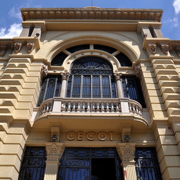 Terrassa.- Magatzems Pasqual Sala (1893) – Façana principal amb el cos principal sobresortit en alçada que forma un vestíbul a l’interior (5/2013)
