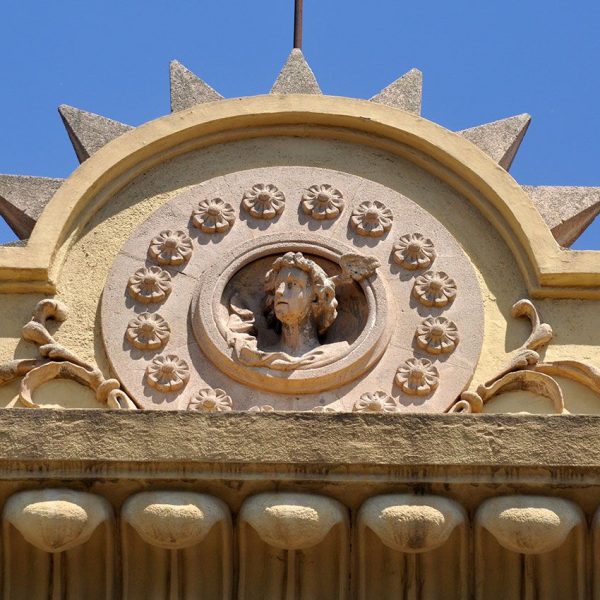 Terrassa.- Magatzems Pasqual Sala (1893) – Carener de la façana principal decorada amb un cap femení envoltat de rosetes (5/2013)