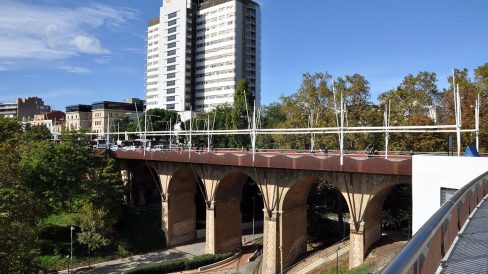 Terrassa.- Pont del Passeig sobre el torrent de Vallparadís que neix prop de Matadepera i desemboca a la riera de Palau al barri de Can Jofresa. Es va inaugurar l’any 1896 (11/2012)