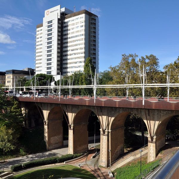 Terrassa.- Pont del Passeig sobre el torrent de Vallparadís que neix prop de Matadepera i desemboca a la riera de Palau al barri de Can Jofresa. Es va inaugurar l’any 1896 (11/2012)