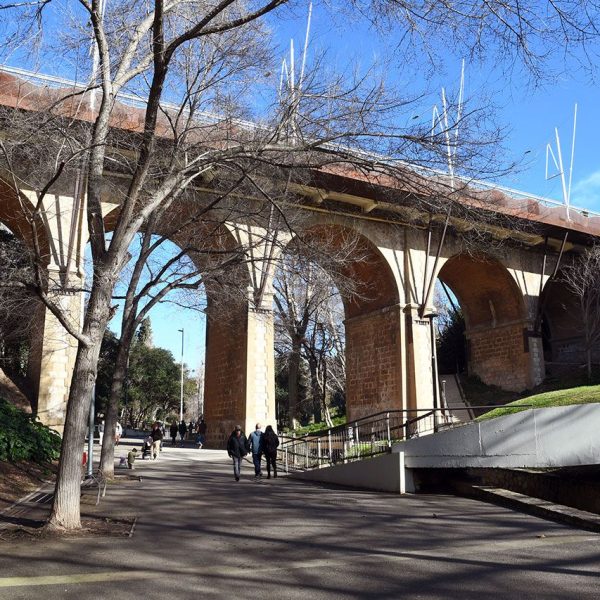 Terrassa.- Pont del Passeig sobre el torrent de Vallparadís, consta de sis arcades sobre pilars troncopiramidals inaugurat l’any 1896 per unir Terrassa amb Castellar de Vallès (2/2026)